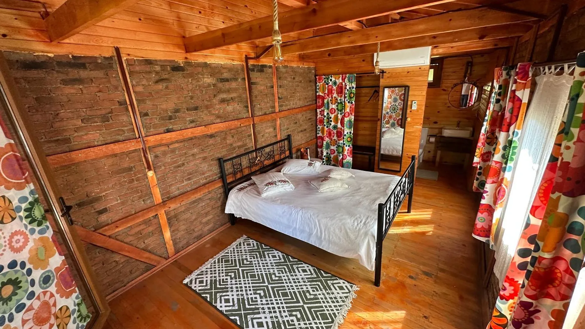 Otantik Tas Ev Bed & Breakfast Dalaman