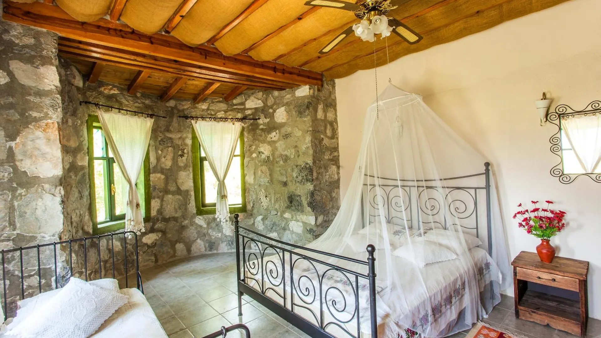 Otantik Tas Ev Bed & Breakfast Dalaman