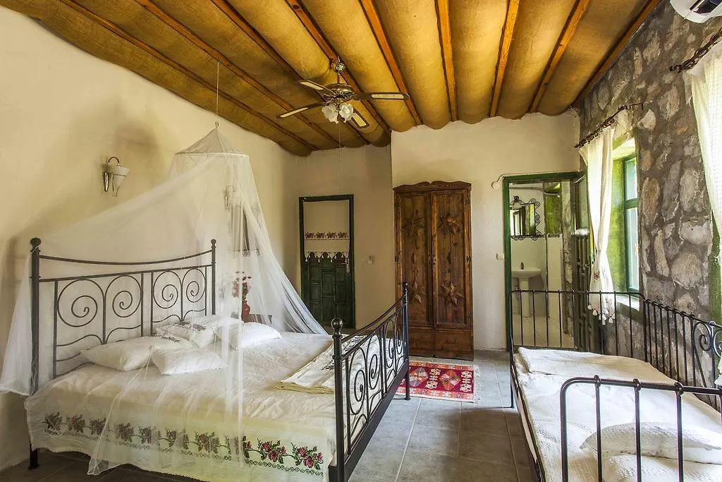 Otantik Tas Ev Bed & Breakfast Dalaman