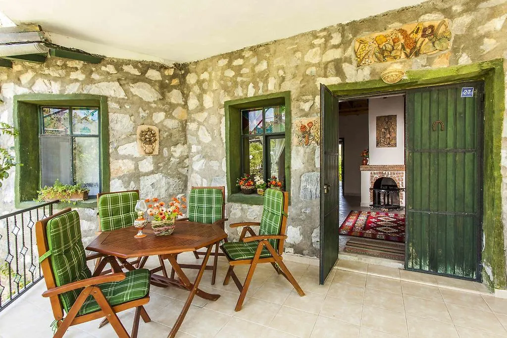 Otantik Tas Ev Bed & Breakfast Dalaman