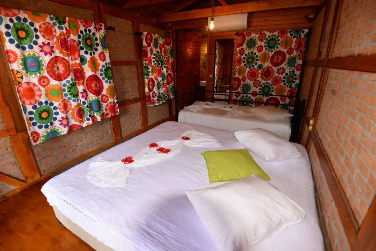 Bed and Breakfast Otantik Tas Ev à Dalaman Couette-café